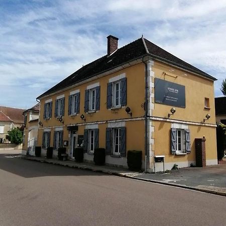 Logis Hotel & Restaurant Le Soleil D'Or 몽티니 라 레슬레 외부 사진