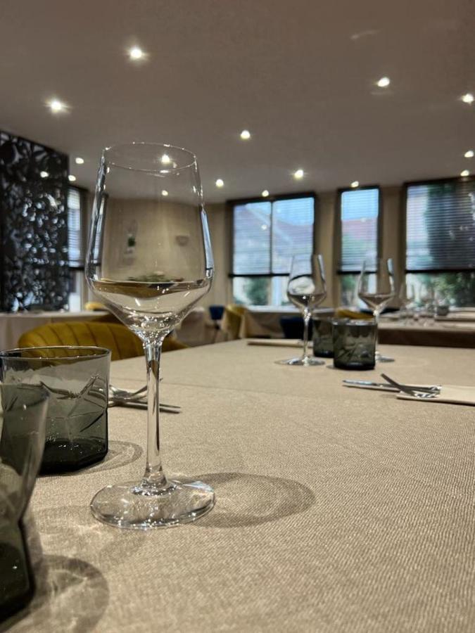 Logis Hotel & Restaurant Le Soleil D'Or 몽티니 라 레슬레 외부 사진
