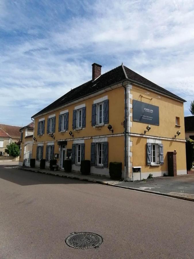 Logis Hotel & Restaurant Le Soleil D'Or 몽티니 라 레슬레 외부 사진