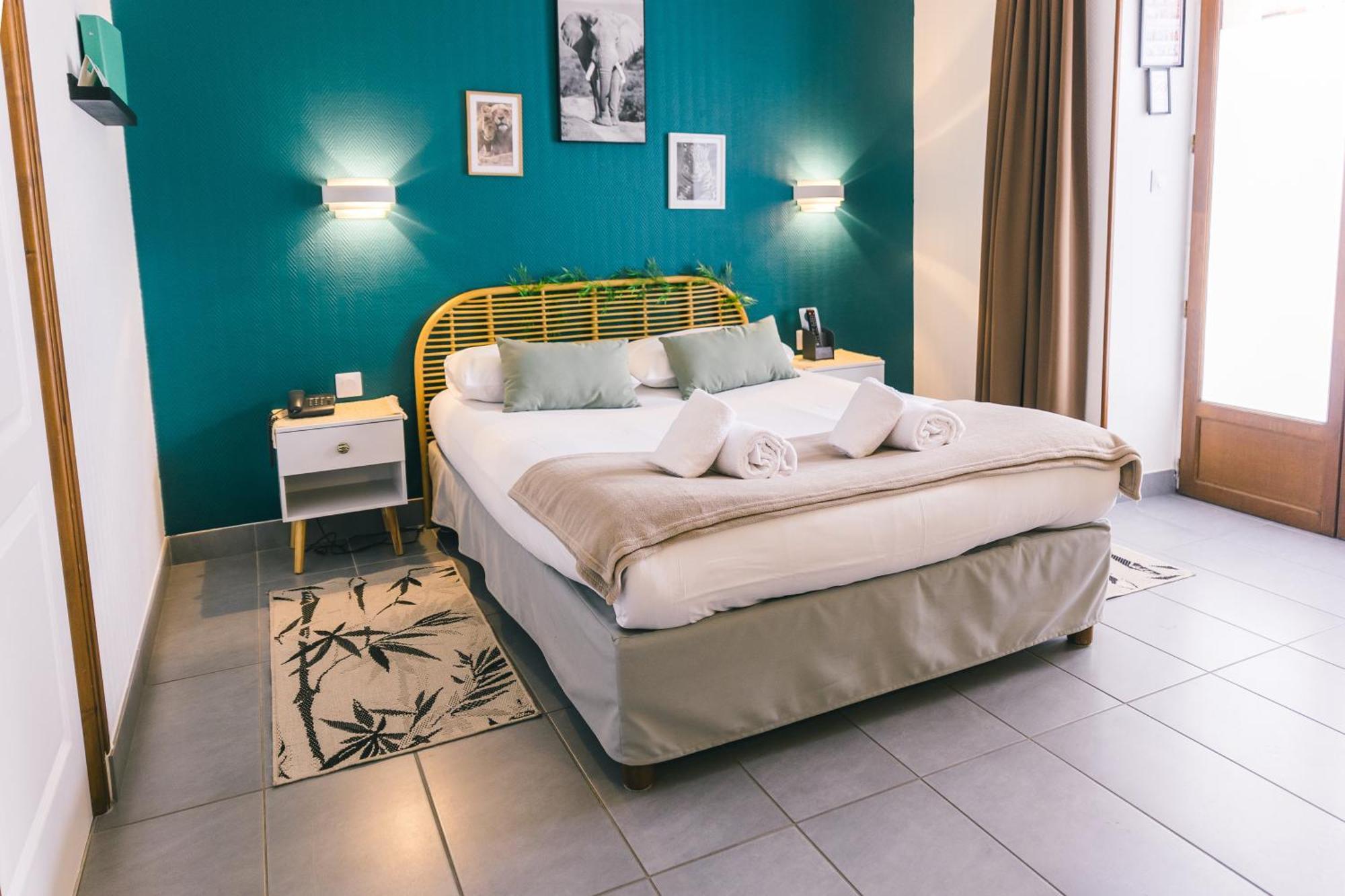 Logis Hotel & Restaurant Le Soleil D'Or 몽티니 라 레슬레 외부 사진
