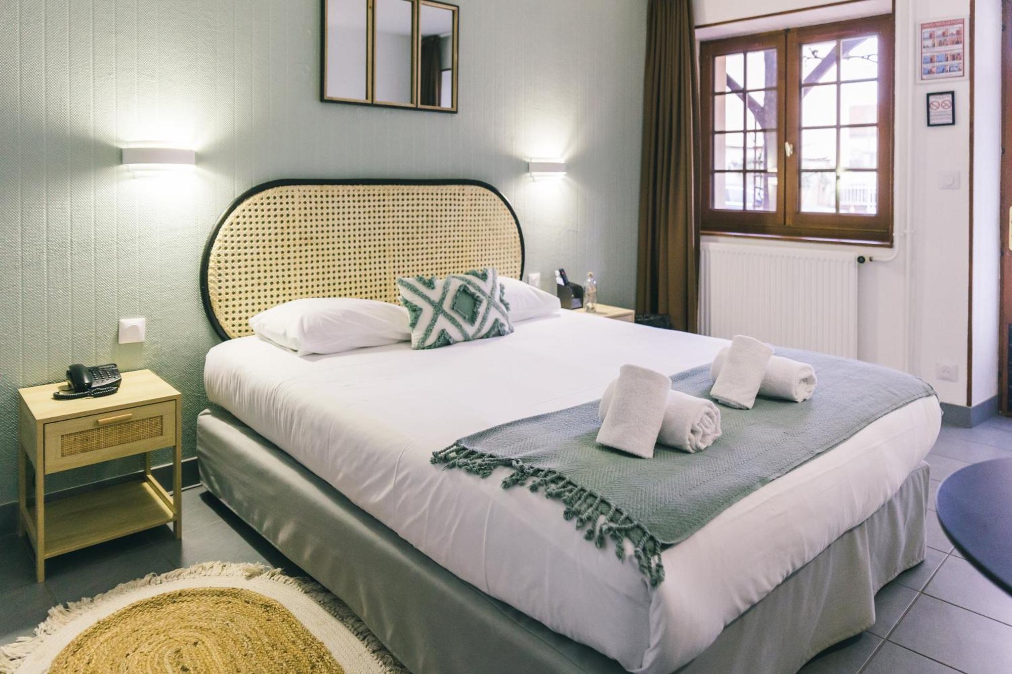 Logis Hotel & Restaurant Le Soleil D'Or 몽티니 라 레슬레 외부 사진