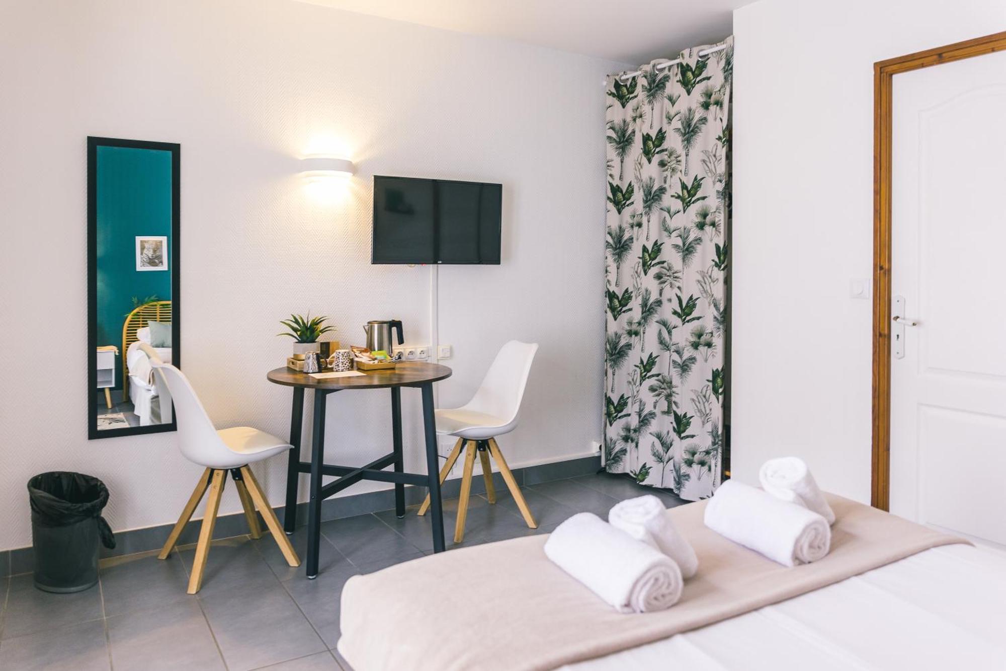 Logis Hotel & Restaurant Le Soleil D'Or 몽티니 라 레슬레 외부 사진