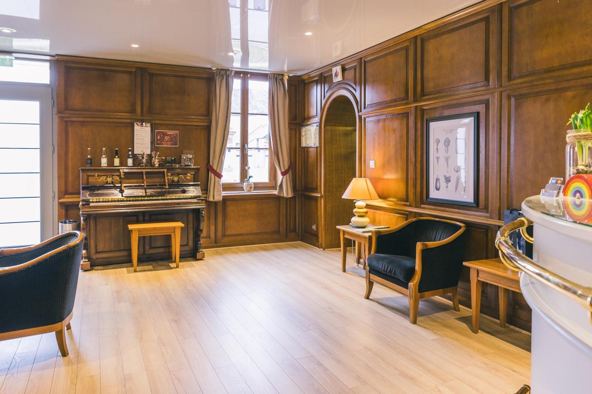 Logis Hotel & Restaurant Le Soleil D'Or 몽티니 라 레슬레 외부 사진