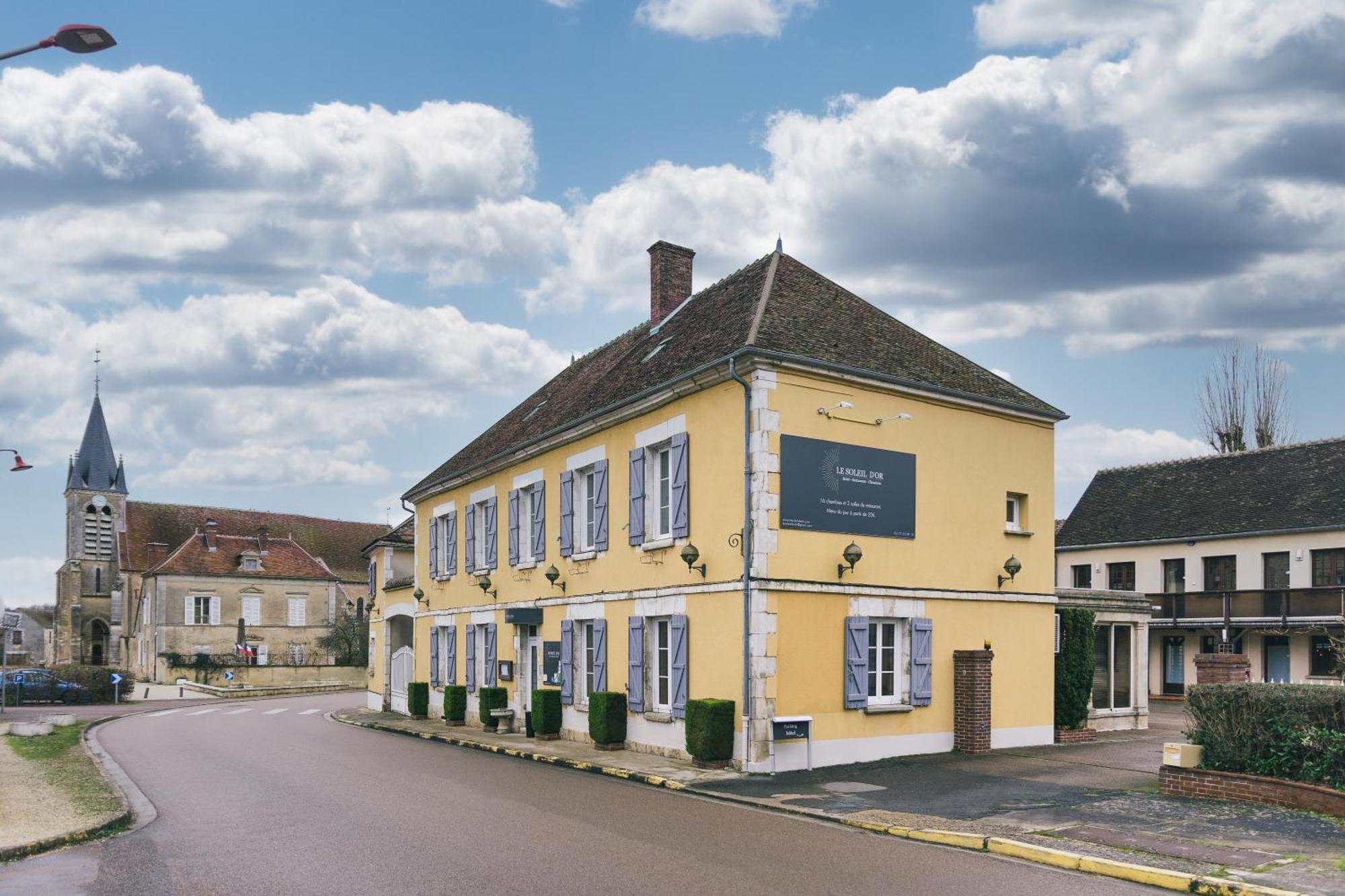 Logis Hotel & Restaurant Le Soleil D'Or 몽티니 라 레슬레 외부 사진