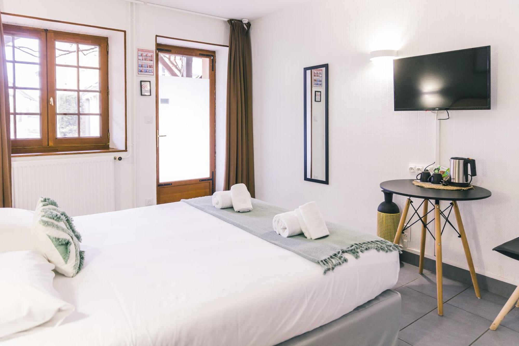 Logis Hotel & Restaurant Le Soleil D'Or 몽티니 라 레슬레 외부 사진