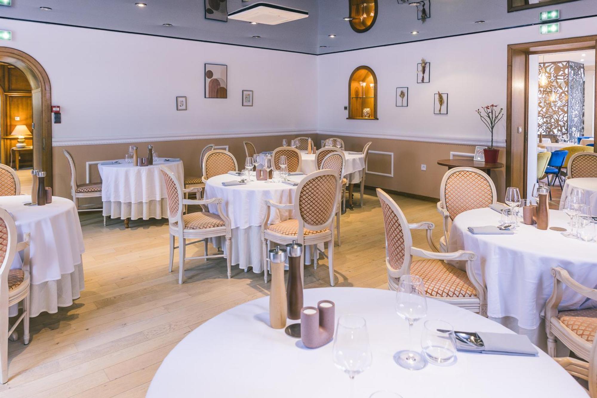 Logis Hotel & Restaurant Le Soleil D'Or 몽티니 라 레슬레 외부 사진