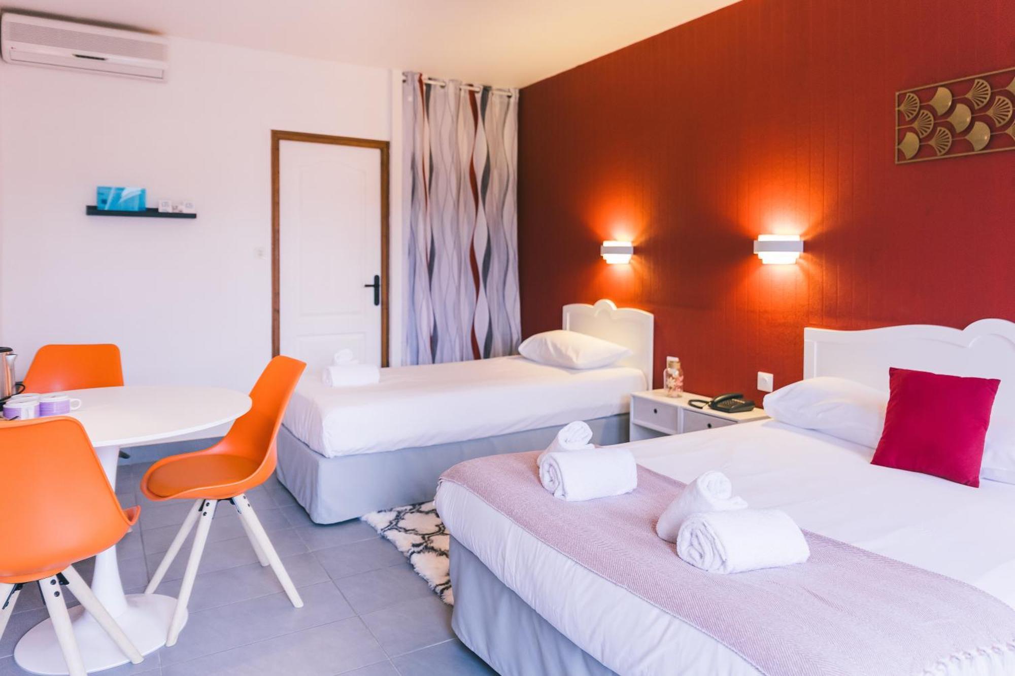 Logis Hotel & Restaurant Le Soleil D'Or 몽티니 라 레슬레 외부 사진