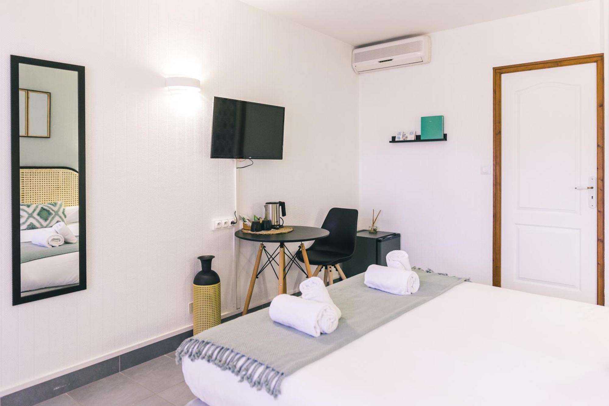 Logis Hotel & Restaurant Le Soleil D'Or 몽티니 라 레슬레 외부 사진