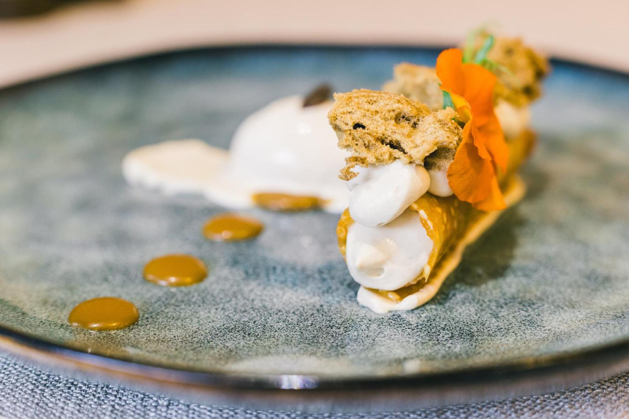 Logis Hotel & Restaurant Le Soleil D'Or 몽티니 라 레슬레 외부 사진