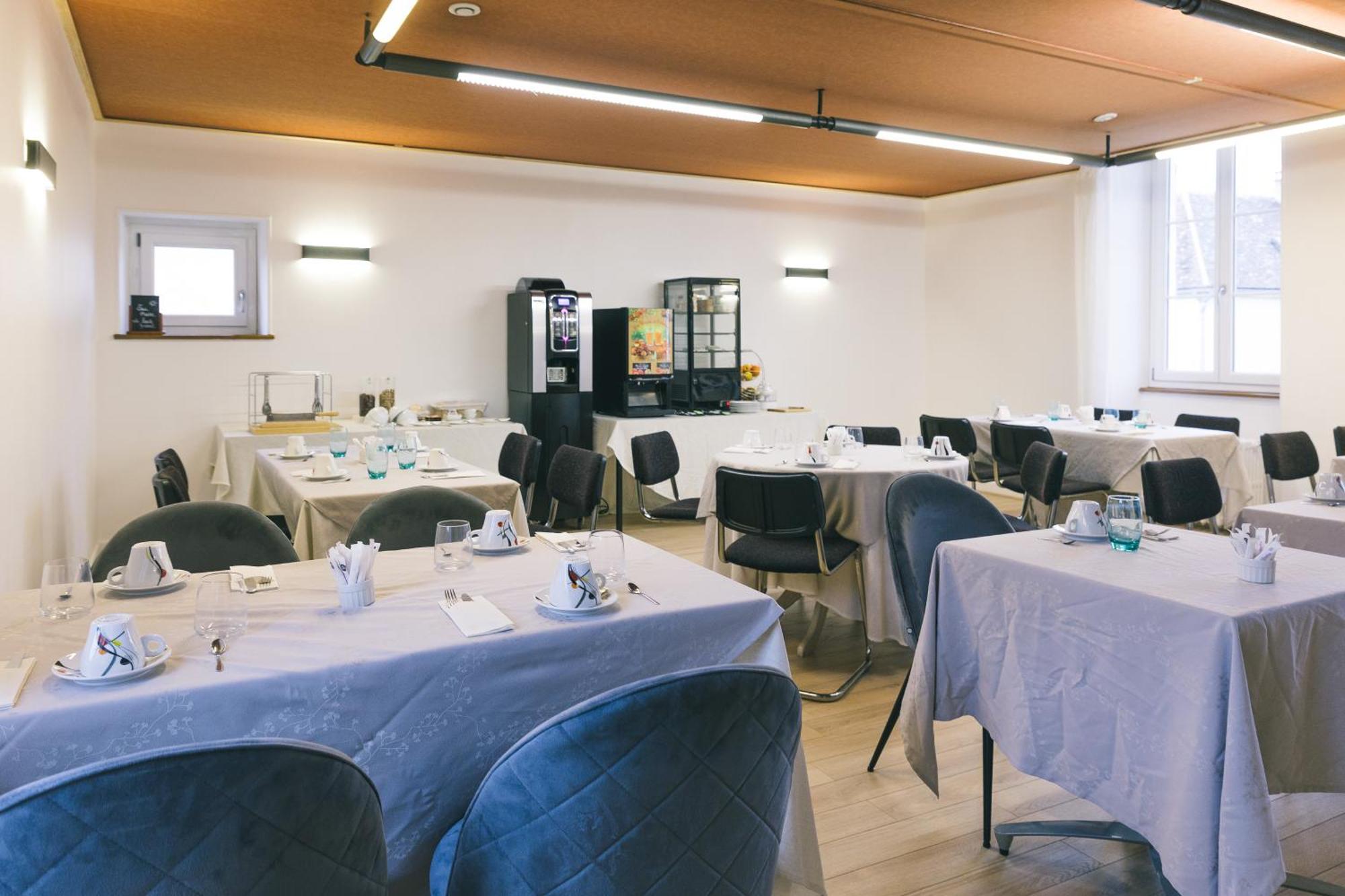 Logis Hotel & Restaurant Le Soleil D'Or 몽티니 라 레슬레 외부 사진