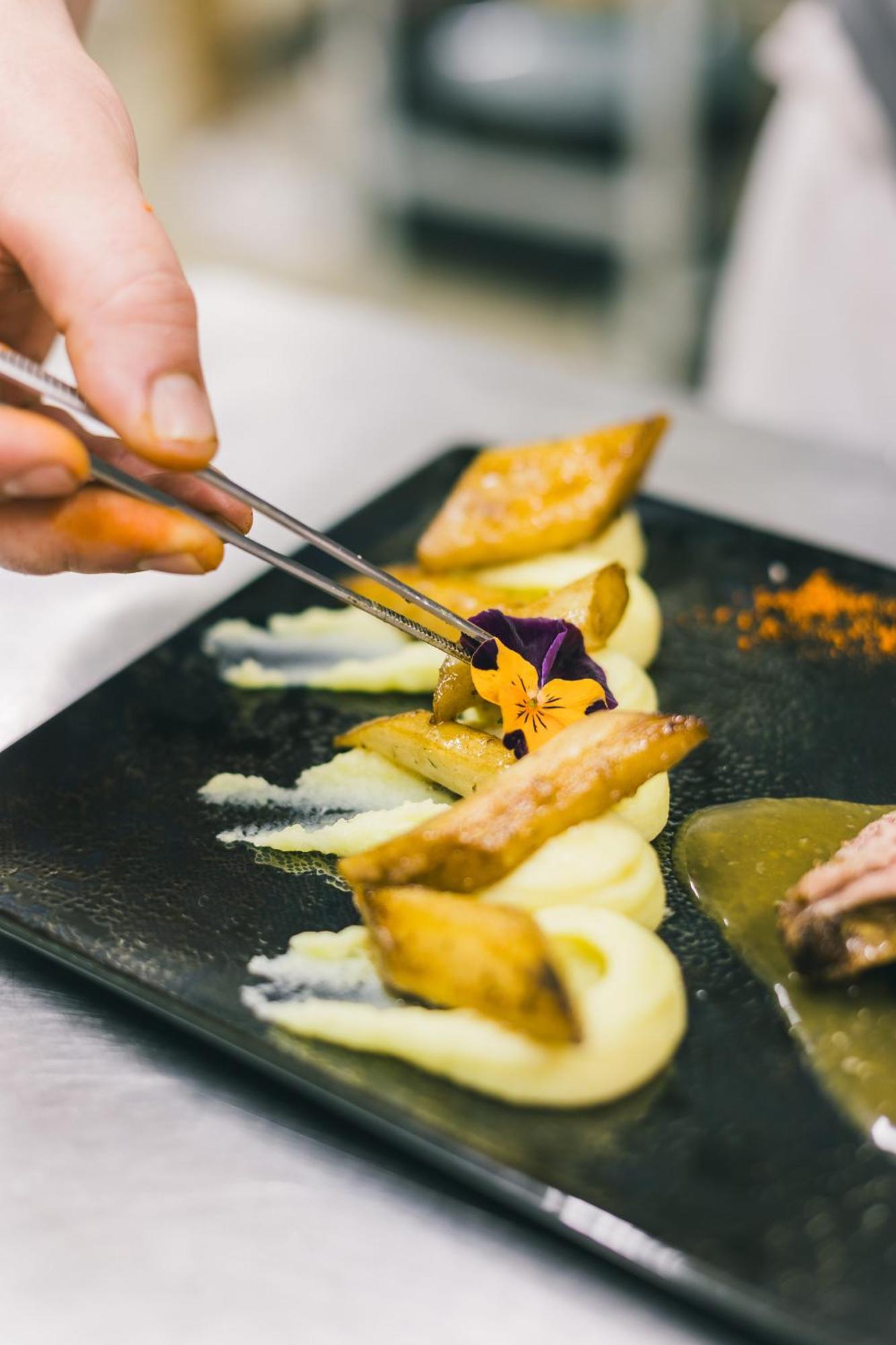 Logis Hotel & Restaurant Le Soleil D'Or 몽티니 라 레슬레 외부 사진