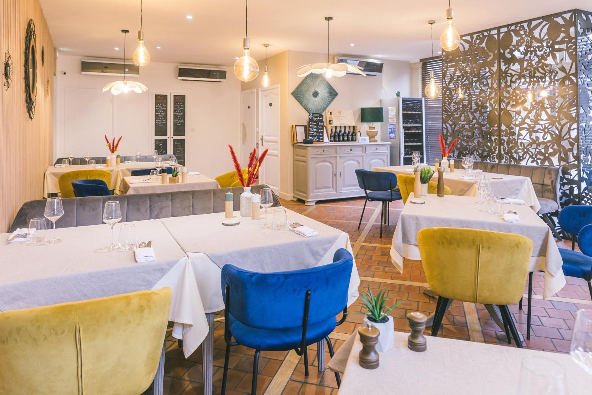 Logis Hotel & Restaurant Le Soleil D'Or 몽티니 라 레슬레 외부 사진