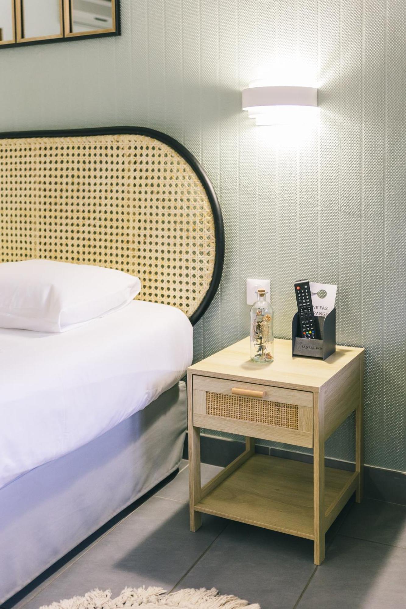 Logis Hotel & Restaurant Le Soleil D'Or 몽티니 라 레슬레 외부 사진