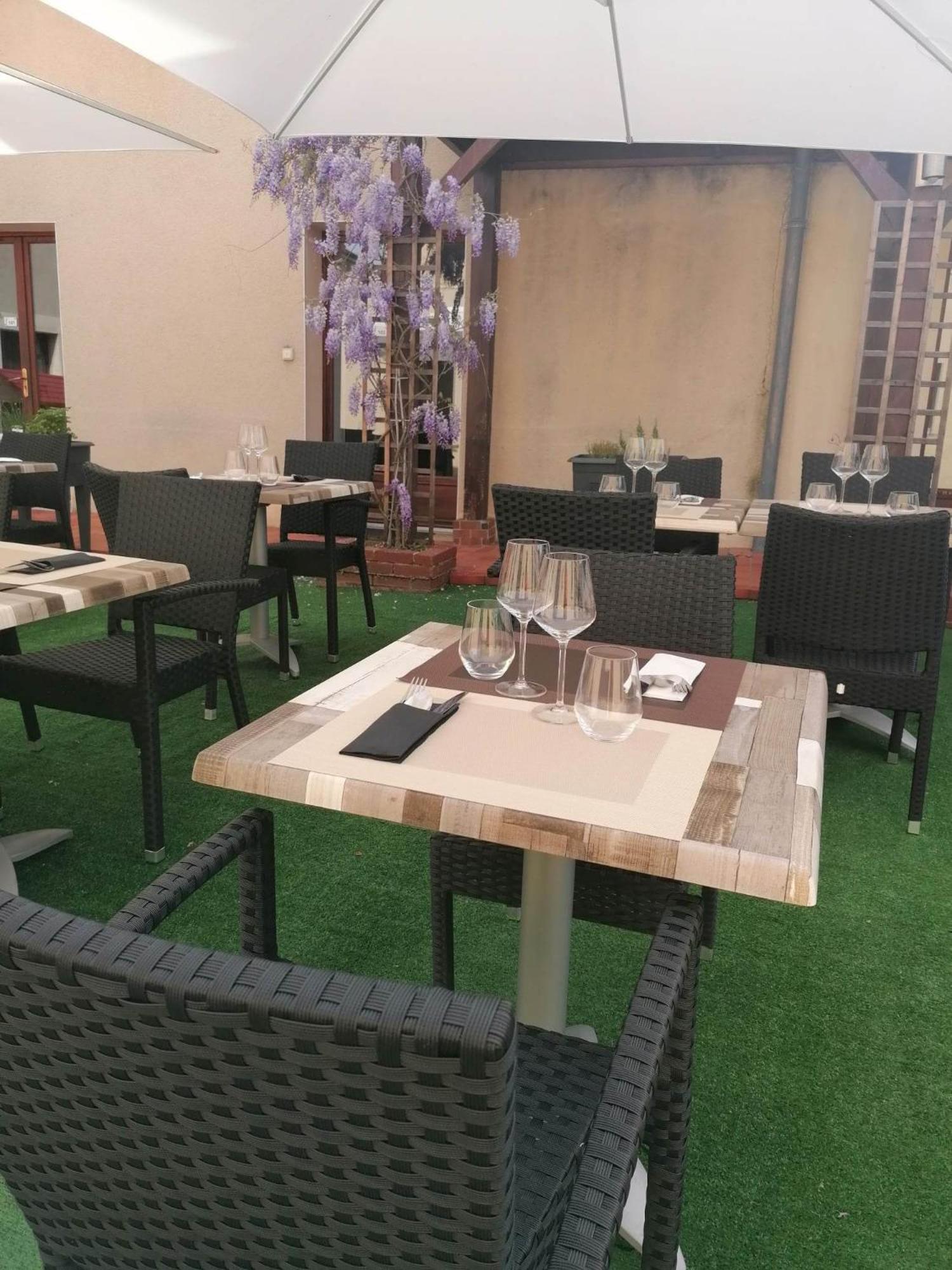 Logis Hotel & Restaurant Le Soleil D'Or 몽티니 라 레슬레 외부 사진