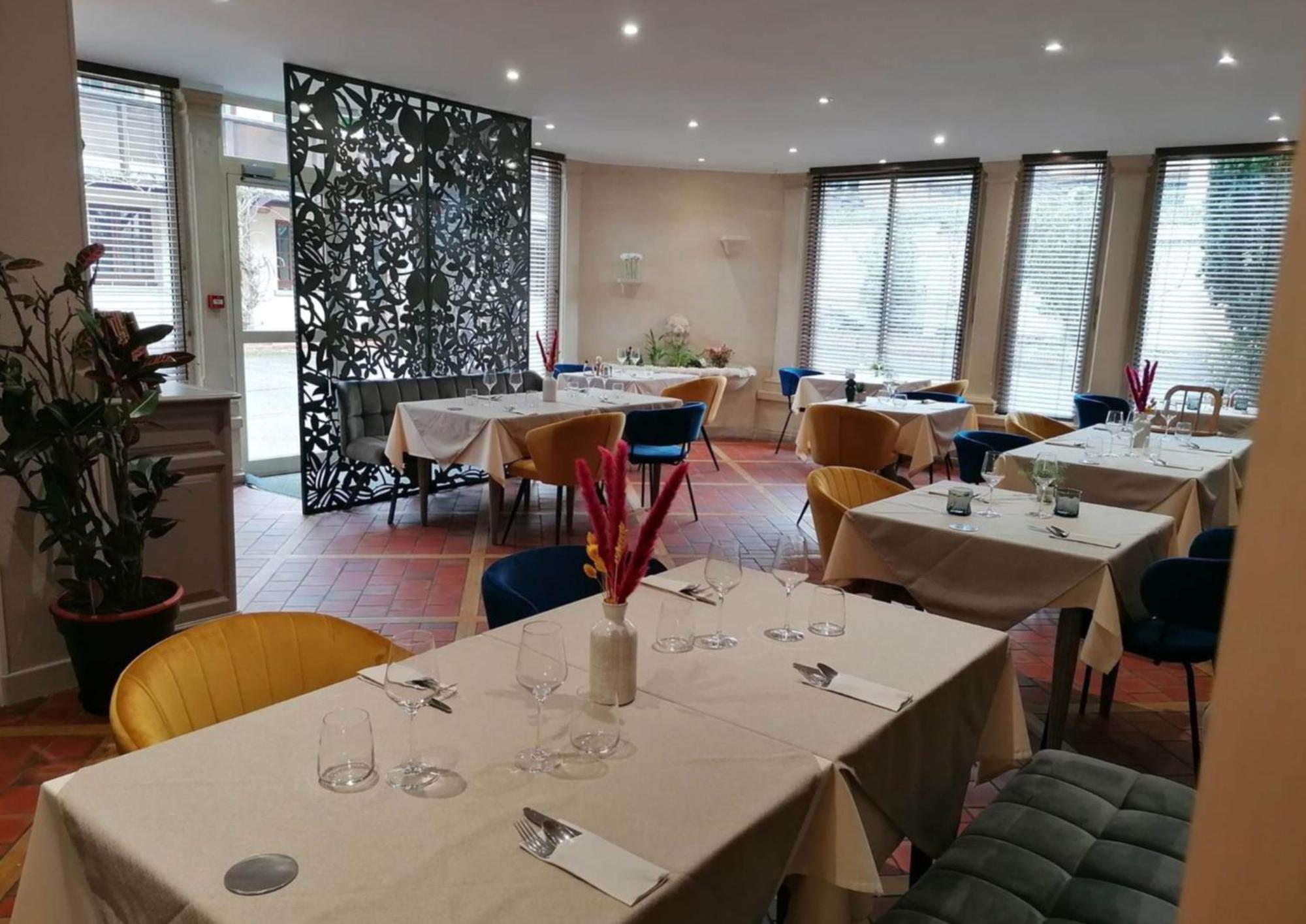 Logis Hotel & Restaurant Le Soleil D'Or 몽티니 라 레슬레 외부 사진